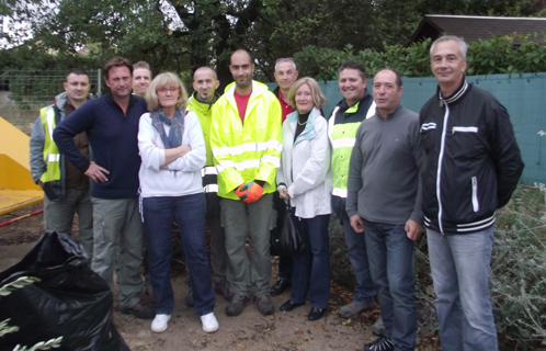 Elus et agents de l'environnement accueillaient les riverains à la Courtaude pour collecter les déchets verts samedi matin.