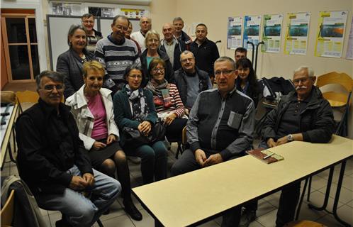 Les licenciés présents à la réunion d'hier soir avec Dany Cayol (au premier rang en rose) et Eric Vimfles le président de l'association (devant son carnet de notes).