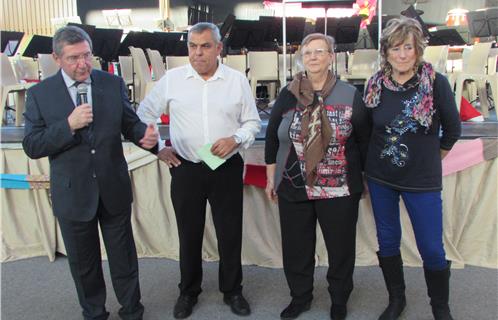 Robert Bénéventi et Dominique Righi félicitent Yvonne et Raymonde pour leur formidable sens de la solidarité.