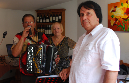 Bernard Testevuide et Madeleine Mister avec Jacques Arnould.