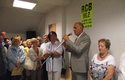 Ferdinand Bernhard et Bernard Testvuide inaugurant les studios de "RCB radio".