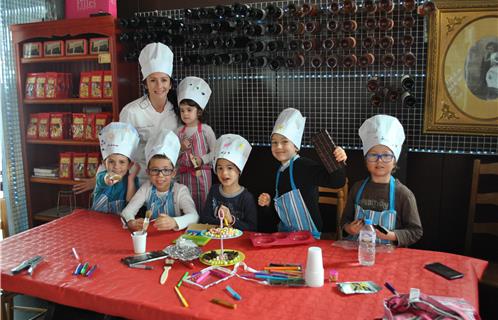 La chef Alexandra (en haut à gauche) avec ses apprentis cuisiniers.