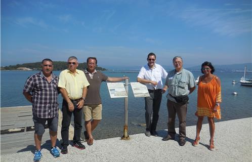 Erik Tamburi, Gérard Navarro, Robert Durand et Françoise Bergeot avec Martial Hourdequin et Michel Boutemer, conchyliculteurs de Tamaris.