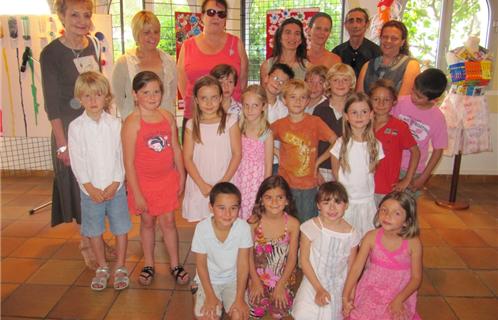 Mesdames Cayol et Ducasse de la Mairie, le corps enseignant et les enfants