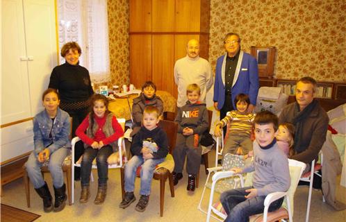 Les enfants en compagnie de Blandine, Bernard Phane magicien et M Monnereau