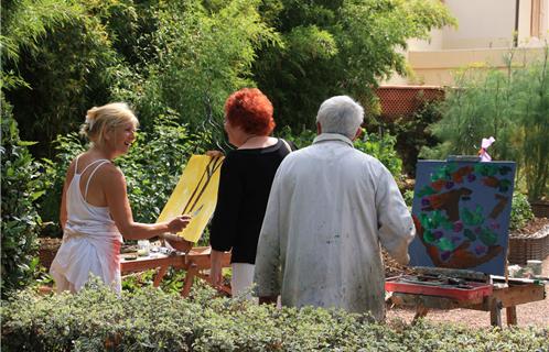Deux peintres ont profité de ce Rendez-vous au jardin pour commencer une toile.