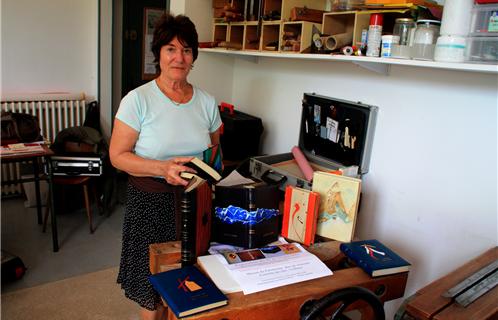 Marcelle Kondrachoff,  organisatrice  de l’exposition présente un petit échantillon des livres qui seront exposés à Maison du Patrimoine