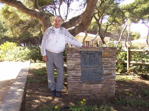 Gérard Loridon au Gaou à côté de la plaque commémorative du tournage de « Par 18 mètres de fond ».