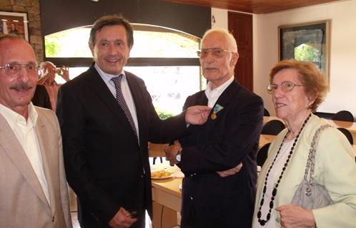 Jean-Sébastien Vialatte remet l'insigne à René Mignonneau en présence de Lisette, son épouse, et de J-F Ceccarelli