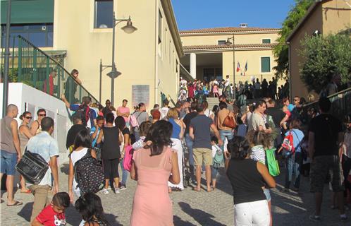 Dès 8h30, on se pressait à l'entrée du Collège les Eucalyptus