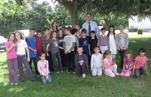 Monsieur Tondon et la classe de CE2 de la Vernette de Madame Ferrua 