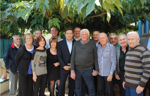 Sous le mûrier, les amis de toujours et les élus venus partager ce repas. Au centre, le député-maire Jean-Sébastien Vialatte et le président Jean-Chevauchet