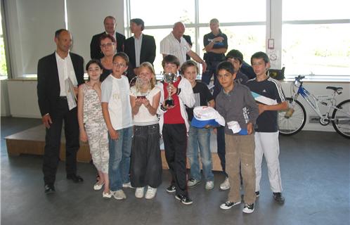 Premier prix classe, les élèves de Condorcet aux cotés de Joseph Mulé et de leur enseignante Madame Mattei