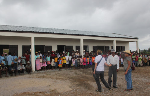 L'équipe de Sekolin a inauguré l'école primaire d'Ampasimbé.
