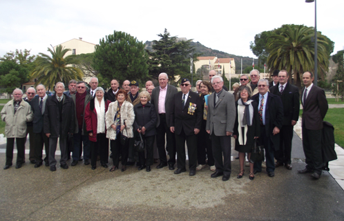 Photo de famille devant l'hôtel de ville en présence d'Antonin Bodino, Joseph Mulé et Yves Draveton.