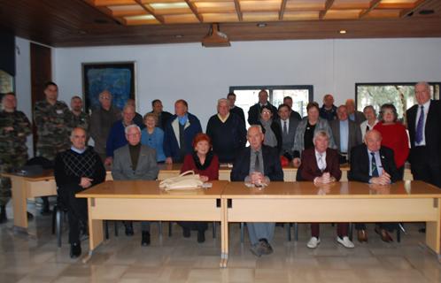 Les représentants des associations d'anciens combattants autour du député-maire Jean-Sébastien Vialatte.