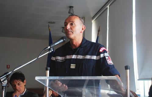 Le lieutenant colonel Pierre Schaller du Service Départemental d'Incendie et de Secours du Var répond aux nombreuses questions du public.