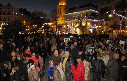 Près de 2.000 personnes ont envahi la place Jean Jaurès pour rendre hommage aux victimes des tueries de mercredi et de vendredi à Paris