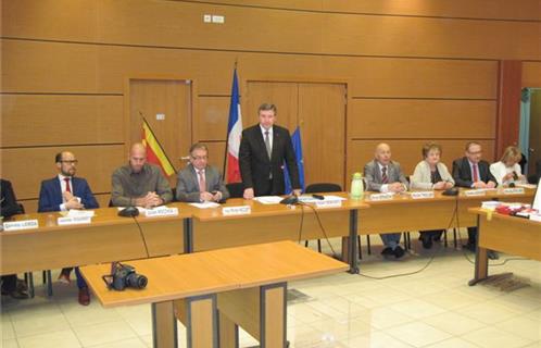 Début de séance du nouveau conseil municipal présidé par Robert Bénéventi.