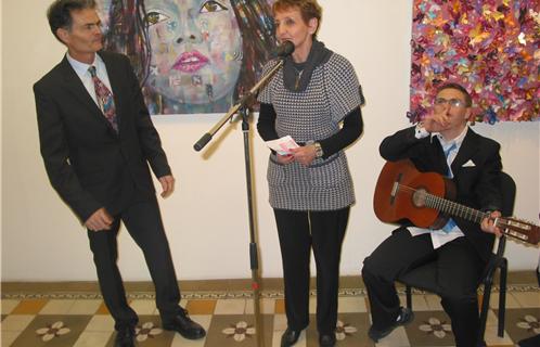 Dany Cayol, adjointe au Patrimoine, présente l'exposition de Roger Boubenec (à gauche), à droite, Vincent, le fils de l'artiste.