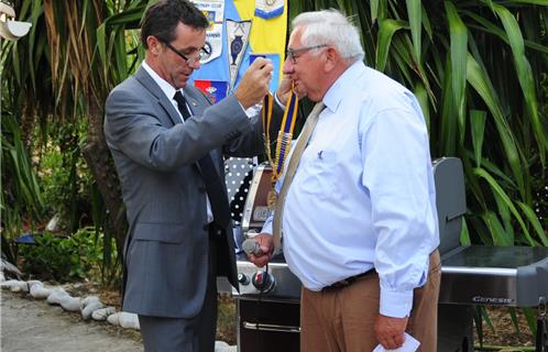 Xavier Ayral reçoit des mains de Christian Martino, le collier de nouveau Président du Rotary club de Six-Fours