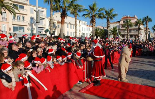 Des centaines d'enfants postés devant le Père Noël.