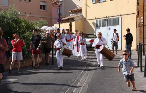 Comme le veut la tradition Saint-Pierre a quitté l'église sous des airs de musique provençale.