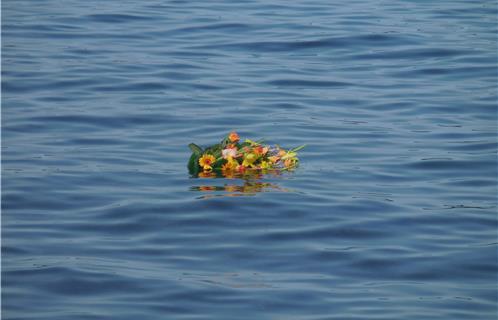 Une jerbe à la mer pour les pêcheurs disparus en mer.