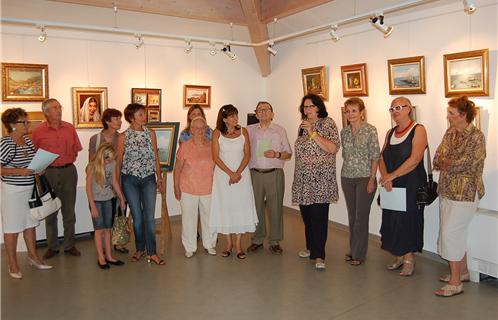 Mme Ducasse, au micro, félicite les artistes de la qualité de ce salon