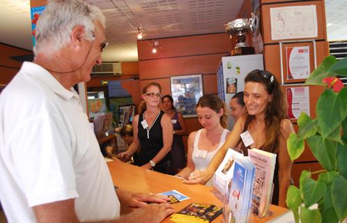 A l'office de tourisme, les agents accueillent chaque jour des centaines de visiteurs.