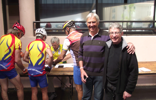 Bonne ambiance à Sanary cyclo sport autour du président Michel Bernard.