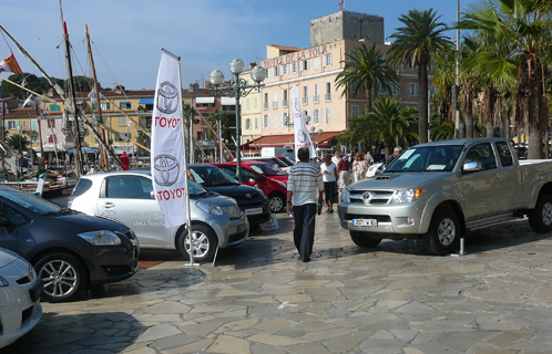 Salon de l’auto sur le port de Sanary organisé par l’Union Sportive Sanaryenne de Football
