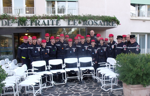 Remise de 34 fauteuils « douche »  en présence de Ferdinand Bernhard, maire de Sanary.