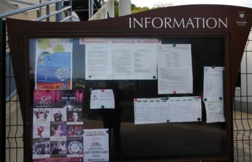 Sur les panneaux d'affichage des écoles, les activités proposées.