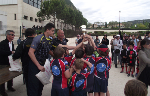 Remise des coupes par Thomas Hoarau et Jean Brondi.