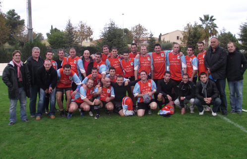 L'équipe de Sanary Ovalie avec son président Jean-Paul Gimenez, son entraîneur Dominique Raynaud et Jean-Pierre Gibaja, secrétaire de l'équipe.