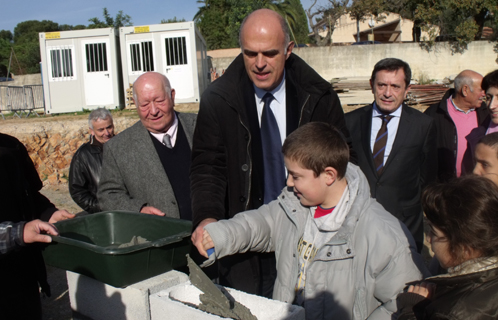 Pose de la première pierre avec Ferdinand Bernhard et des enfants de l’établissement « Les Dauphins »