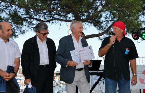 L'Amiral Méheut reçoit le chèque, en présence du Président des Pointus de Sanary, de Patrice Esquoy et du Capitaine du Port de Sanary