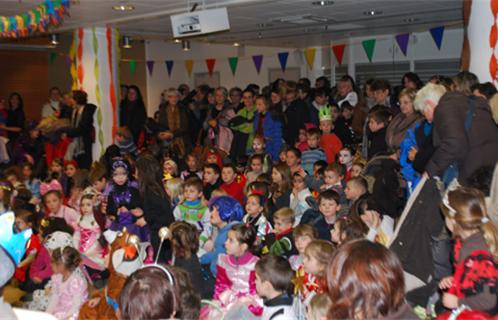 Salle comble pour le spectacle de clôture et le bal costumé.