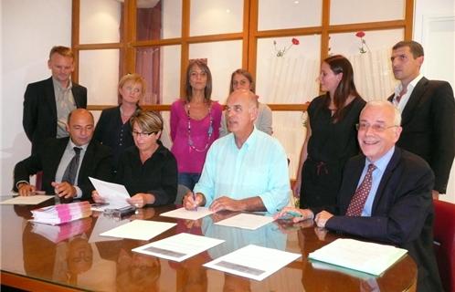 Les parties signataires avec à gauche (assis) Pascal Frisquet, président du Directoire de Logis Familial Varois, au centre Ferdinand Bernhard, maire de Sanary et à droite, Pierre-Louis Soldaïni (assis) Directeur Général de l'Etablissement Public Foncier Paca