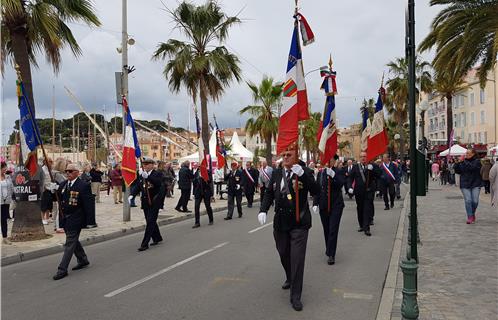 La ville marche au son des tambours pendant quelques minutes. 