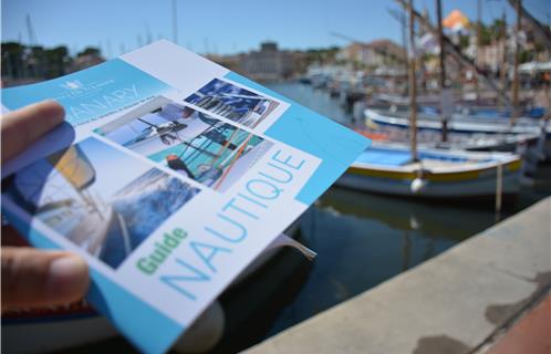 Le guide nautique devant le port de Sanary.