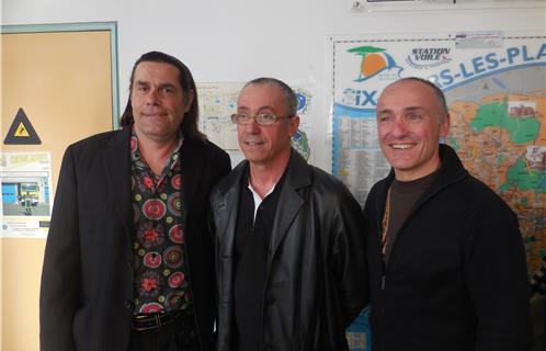 Les retraités Thierry Brouland et Christian Gimenez avec le président de l’Amicale, Olivier Pastourely.