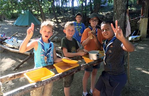 Des  jeux « typiquement scouts », construction en bois de différentes choses (cabanes, abris…)