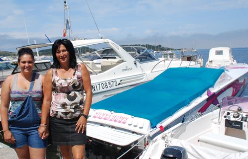 Florence et Ophélie devant le Cigarette 38 Top Gun pour les baptêmes offshore.