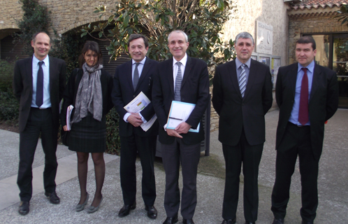 De g à d: Joseph Mulé (premier adjoint), Nathalie Bakhache (directrice de cabinet du préfet), Jean-Sébastien Vialatte (député-maire), Paul Mourier (préfet), Pierre Cortès (procureur) et Michel Malléa (commissaire). 