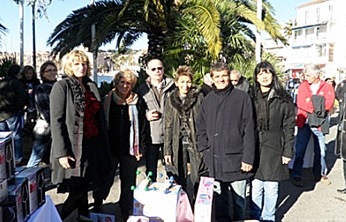 Les bénévoles de Sekolin ont participé dimanche à une brocante caritative près du kiosque à musique.