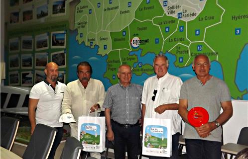 Gérard Laugier, adjoint au maire de La Crau, Jean-Louis Pieraccini, représentant le maire d'Ollioules et Wilfried Sammut, responsable collecte TPM pour La Crau, entourent Jean-Guy di Giorgio, président du Sittomat et Jean-François Fogacci, directeur général.