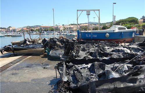 Les carcasses calcinées gisent dans un coin de la base nautique