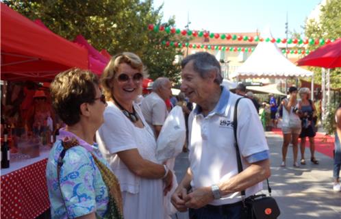 Serge Sappino avec les élues Nadine Espinasse et Evelyne  Enelmann à la Fête de la tomate de l'été dernier.